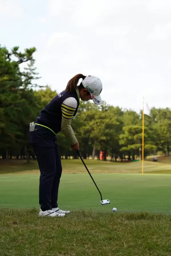 古江彩佳のパッティングストローク（ラフ）連続写真【2021年JLPGAツアーチャンピオンシップリコーカップ】