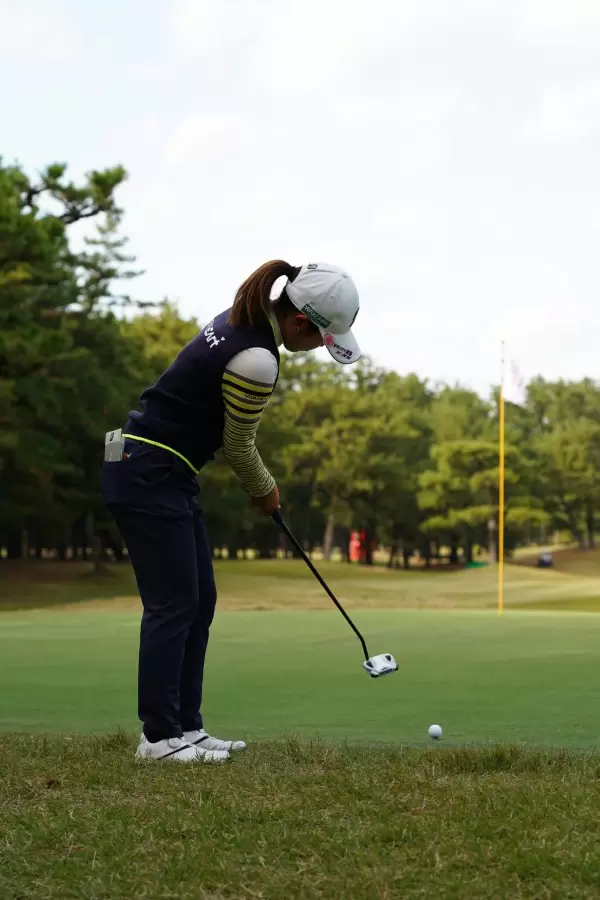古江彩佳のパッティングストローク（ラフ）連続写真【2021年JLPGAツアーチャンピオンシップリコーカップ】