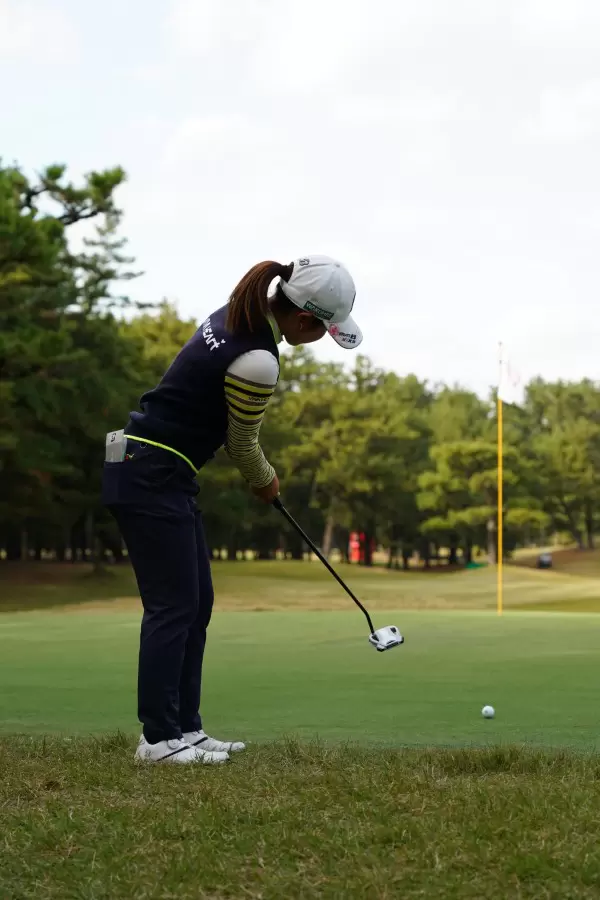 古江彩佳のパッティングストローク（ラフ）連続写真【2021年JLPGAツアーチャンピオンシップリコーカップ】