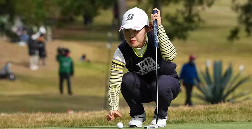 古江彩佳のパッティングストローク（ラフ）連続写真【2021年JLPGAツアーチャンピオンシップリコーカップ】