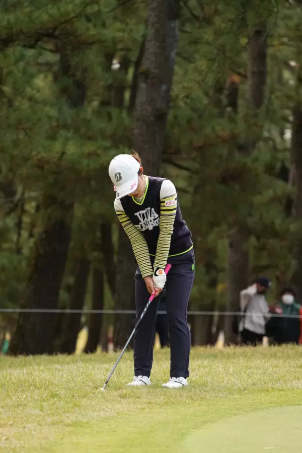古江彩佳のアプローチスイング（ラフ）連続写真【2021年JLPGAツアーチャンピオンシップリコーカップ】