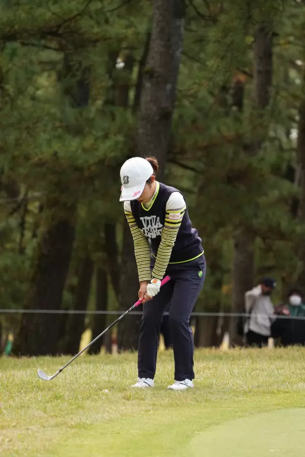 古江彩佳のアプローチスイング（ラフ）連続写真【2021年JLPGAツアーチャンピオンシップリコーカップ】