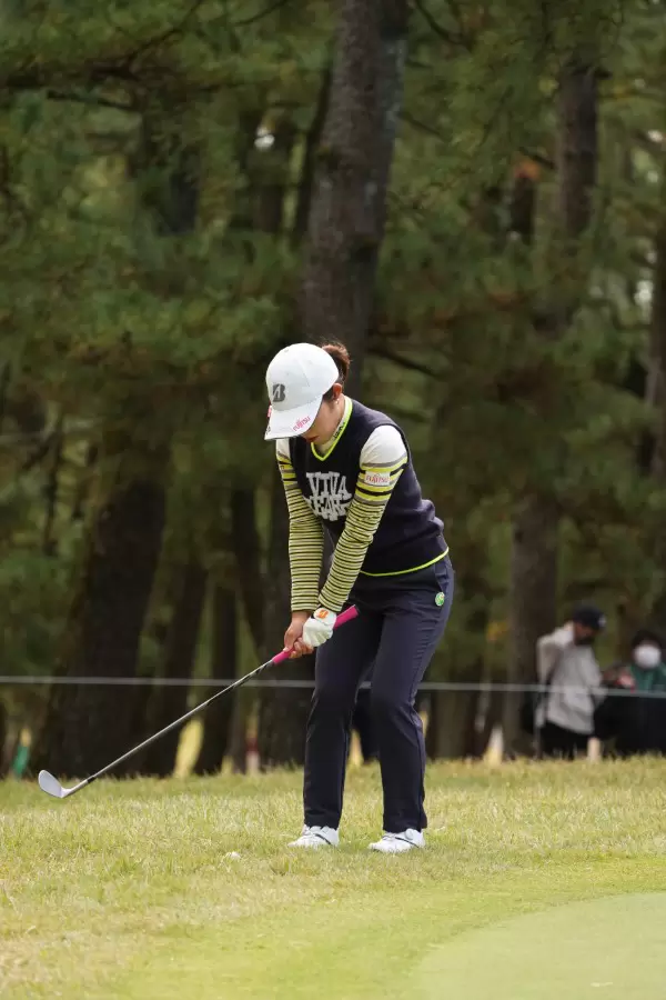 古江彩佳のアプローチスイング（ラフ）連続写真【2021年JLPGAツアーチャンピオンシップリコーカップ】