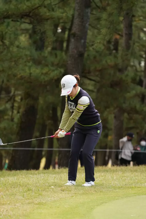 古江彩佳のアプローチスイング（ラフ）連続写真【2021年JLPGAツアーチャンピオンシップリコーカップ】