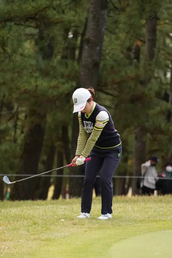 古江彩佳のアプローチスイング（ラフ）連続写真【2021年JLPGAツアーチャンピオンシップリコーカップ】