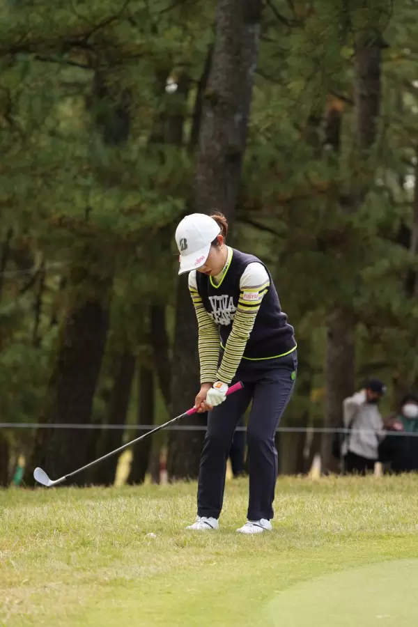 古江彩佳のアプローチスイング（ラフ）連続写真【2021年JLPGAツアーチャンピオンシップリコーカップ】