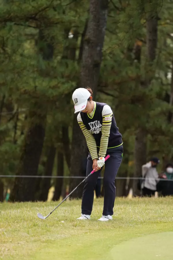 古江彩佳のアプローチスイング（ラフ）連続写真【2021年JLPGAツアーチャンピオンシップリコーカップ】