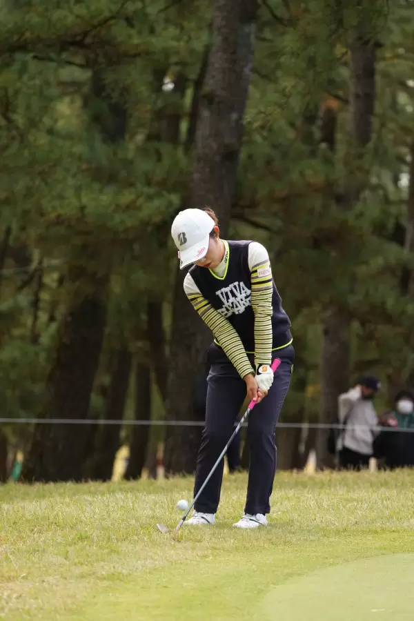 古江彩佳のアプローチスイング（ラフ）連続写真【2021年JLPGAツアーチャンピオンシップリコーカップ】