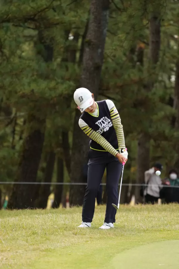 古江彩佳のアプローチスイング（ラフ）連続写真【2021年JLPGAツアーチャンピオンシップリコーカップ】