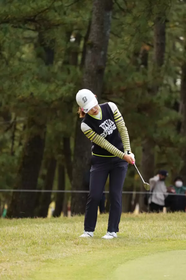 古江彩佳のアプローチスイング（ラフ）連続写真【2021年JLPGAツアーチャンピオンシップリコーカップ】