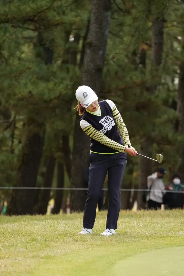 古江彩佳のアプローチスイング（ラフ）連続写真【2021年JLPGAツアーチャンピオンシップリコーカップ】