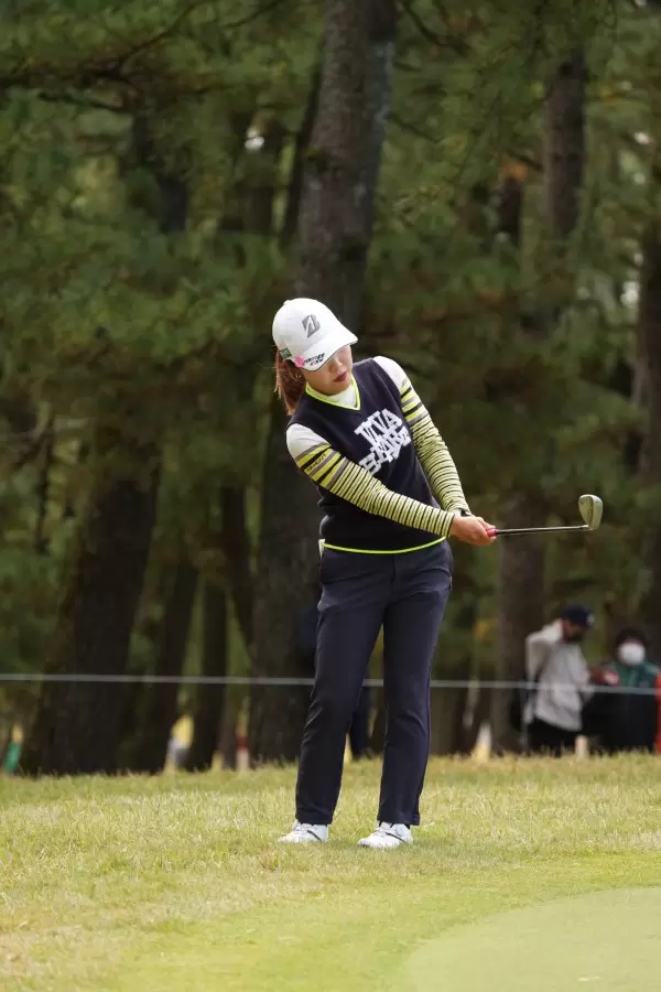 古江彩佳のアプローチスイング（ラフ）連続写真【2021年JLPGAツアーチャンピオンシップリコーカップ】