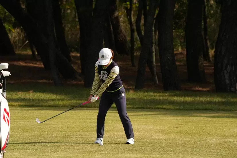 古江彩佳のアプローチスイング連続写真【2021年JLPGAツアーチャンピオンシップリコーカップ】