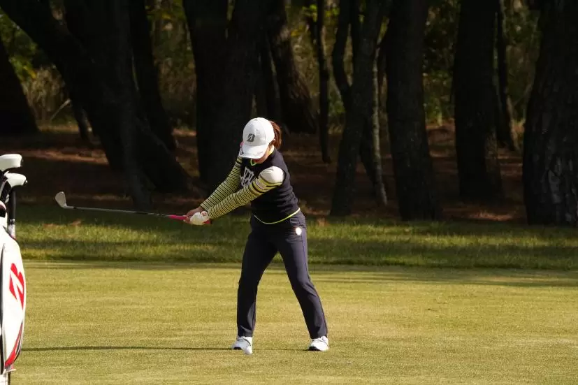 古江彩佳のアプローチスイング連続写真【2021年JLPGAツアーチャンピオンシップリコーカップ】