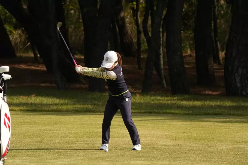 古江彩佳のアプローチスイング連続写真【2021年JLPGAツアーチャンピオンシップリコーカップ】