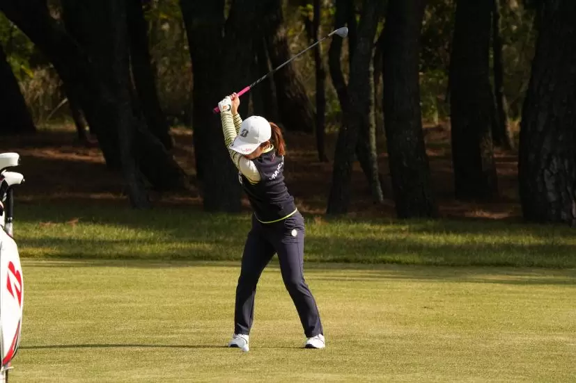 古江彩佳のアプローチスイング連続写真【2021年JLPGAツアーチャンピオンシップリコーカップ】