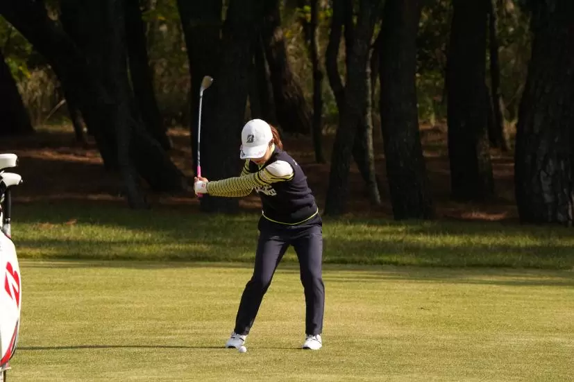 古江彩佳のアプローチスイング連続写真【2021年JLPGAツアーチャンピオンシップリコーカップ】