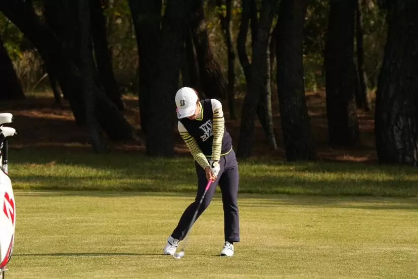 古江彩佳のアプローチスイング連続写真【2021年JLPGAツアーチャンピオンシップリコーカップ】