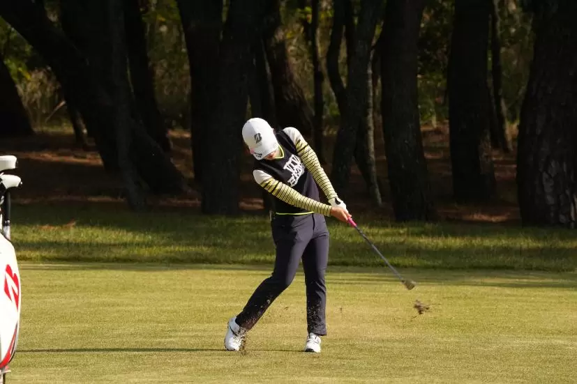 古江彩佳のアプローチスイング連続写真【2021年JLPGAツアーチャンピオンシップリコーカップ】