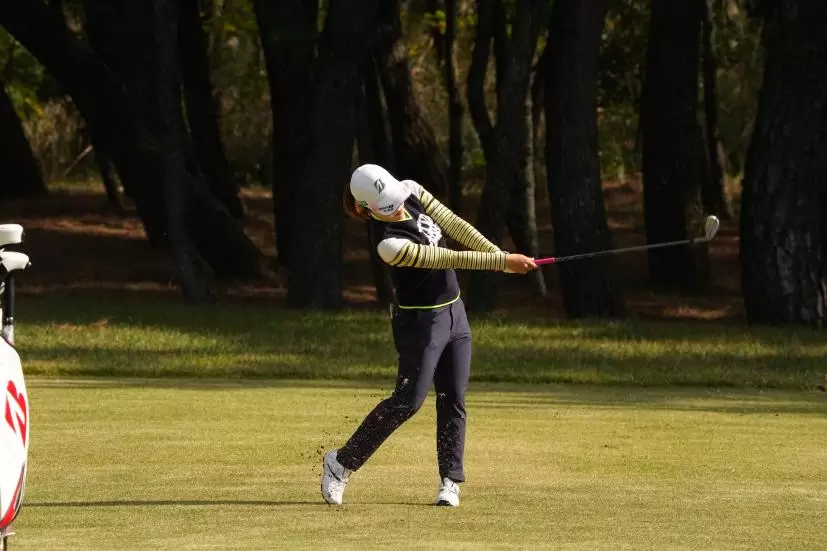 古江彩佳のアプローチスイング連続写真【2021年JLPGAツアーチャンピオンシップリコーカップ】