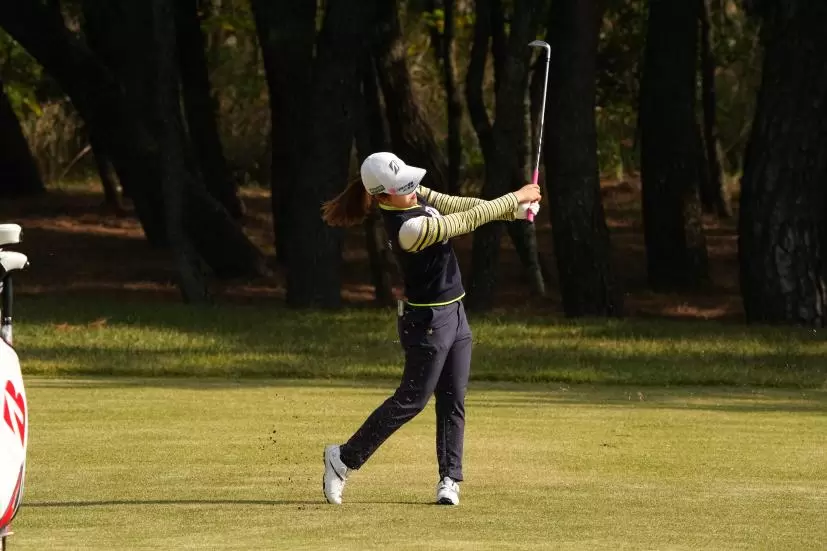 古江彩佳のアプローチスイング連続写真【2021年JLPGAツアーチャンピオンシップリコーカップ】