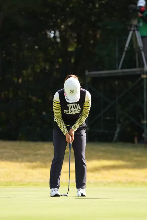 古江彩佳のパッティングストローク連続写真【2021年JLPGAツアーチャンピオンシップリコーカップ】