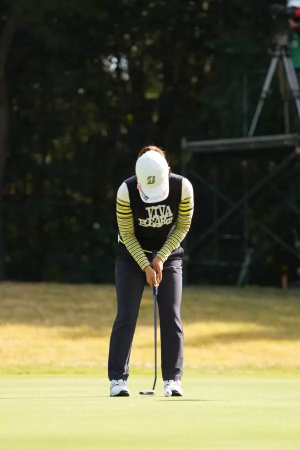 古江彩佳のパッティングストローク連続写真【2021年JLPGAツアーチャンピオンシップリコーカップ】