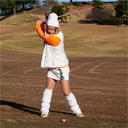 バックスイングは胸を90度くらい右に回して深い捻転を作る。