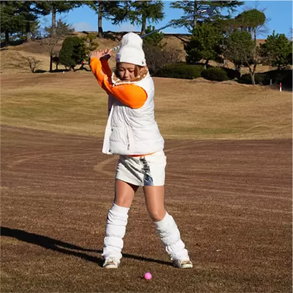 トップは低めでもいいが、背中が目標を指すまで上体をしっかりヒネろう。