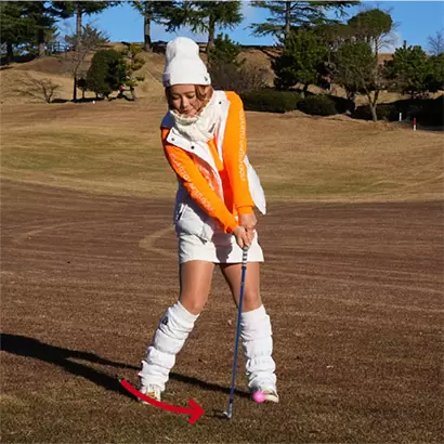 冬のアイアンショットのポイントは、ウッド打ちのイメージでスイングすること。