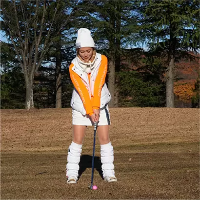 スタンスを狭めにし、ボールをスタンスの中央付近にセット。