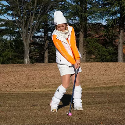 ボールを低い角度で飛ばすつもりでインパクト。自然とハンドファーストの形になる。