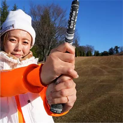 クラブは通常の長さで持つ。普段から短く持つ人なら短く持ってもいい。