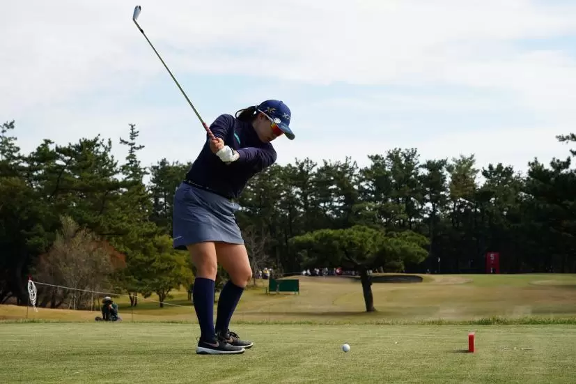 勝みなみのアイアンスイング（後方）連続写真【2021年JLPGAツアーチャンピオンシップリコーカップ】