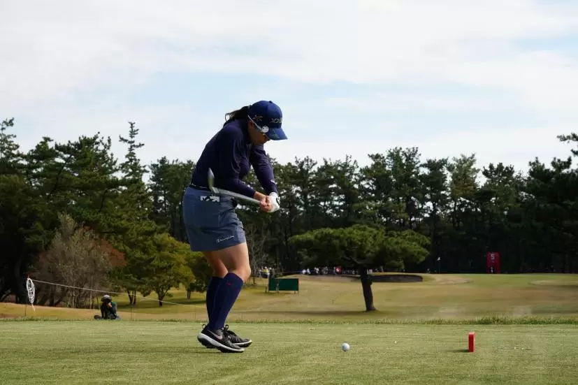 勝みなみのアイアンスイング（後方）連続写真【2021年JLPGAツアーチャンピオンシップリコーカップ】