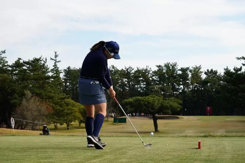 勝みなみのアイアンスイング（後方）連続写真【2021年JLPGAツアーチャンピオンシップリコーカップ】
