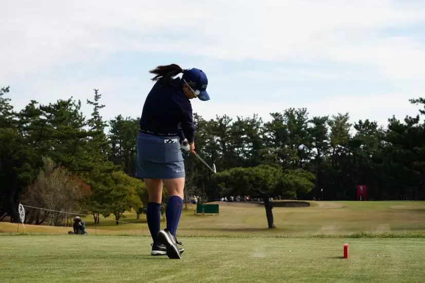 勝みなみのアイアンスイング（後方）連続写真【2021年JLPGAツアーチャンピオンシップリコーカップ】