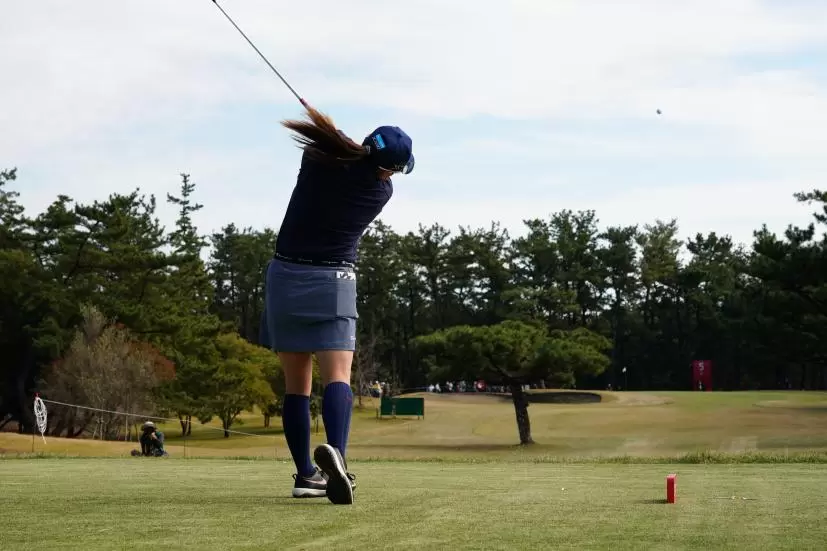 勝みなみのアイアンスイング（後方）連続写真【2021年JLPGAツアーチャンピオンシップリコーカップ】