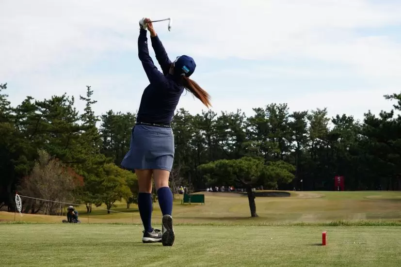 勝みなみのアイアンスイング（後方）連続写真【2021年JLPGAツアーチャンピオンシップリコーカップ】