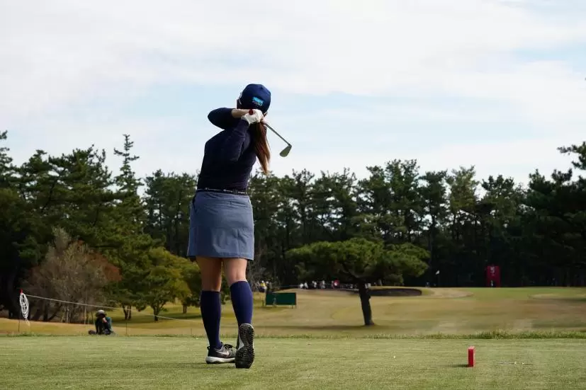 勝みなみのアイアンスイング（後方）連続写真【2021年JLPGAツアーチャンピオンシップリコーカップ】