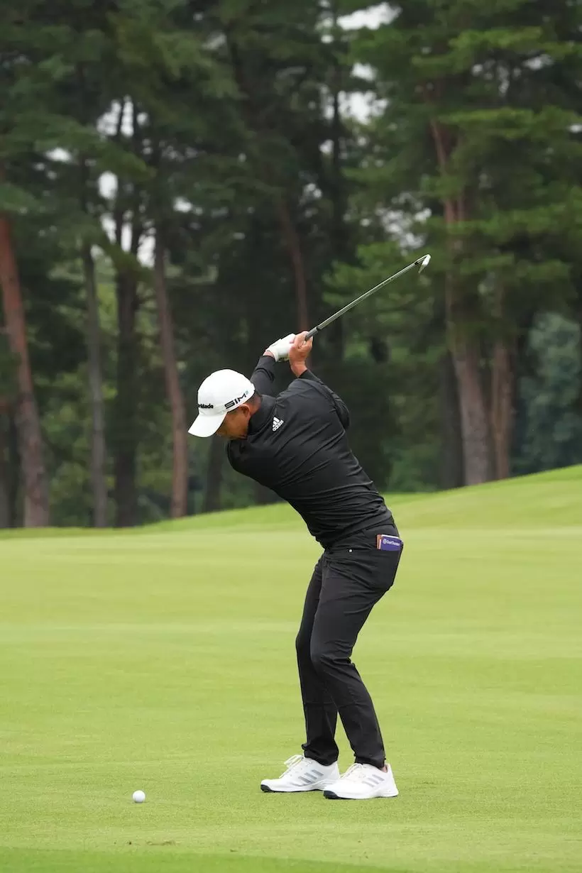 コリン・モリカワのアイアンスイング　切り返し（トップ）