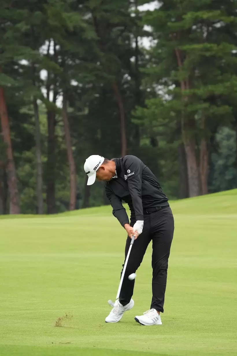 コリン・モリカワのアイアンスイング　インパクト