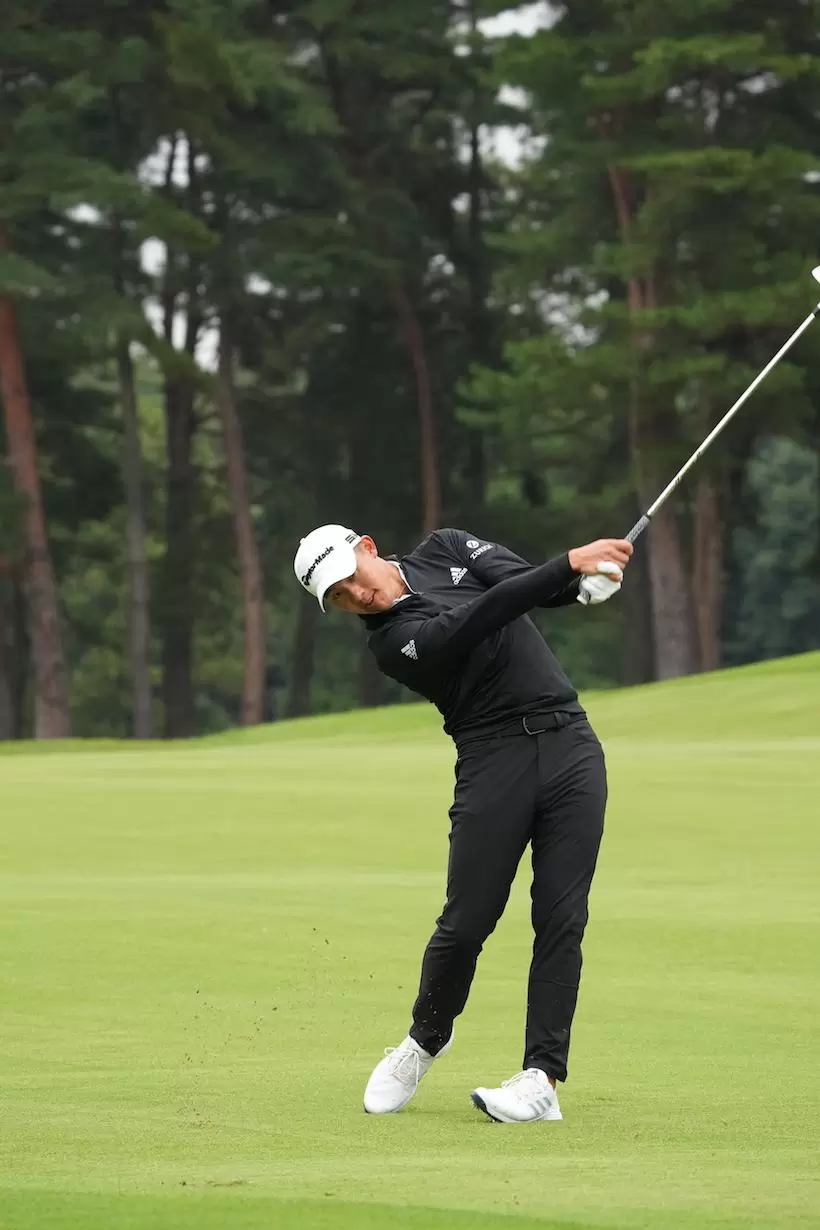 コリン・モリカワのアイアンスイング　フォロー②