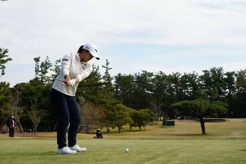 西郷真央のアイアンスイング連続写真【2021年JLPGAツアーチャンピオンシップリコーカップ】