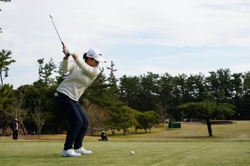 西郷真央のアイアンスイング連続写真【2021年JLPGAツアーチャンピオンシップリコーカップ】