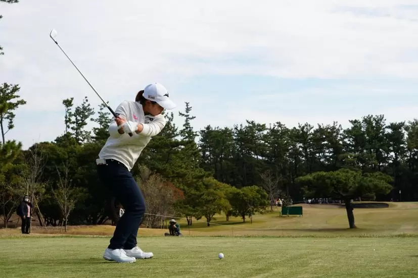 西郷真央のアイアンスイング連続写真【2021年JLPGAツアーチャンピオンシップリコーカップ】