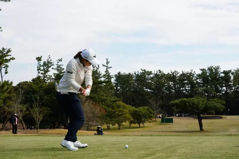 西郷真央のアイアンスイング連続写真【2021年JLPGAツアーチャンピオンシップリコーカップ】