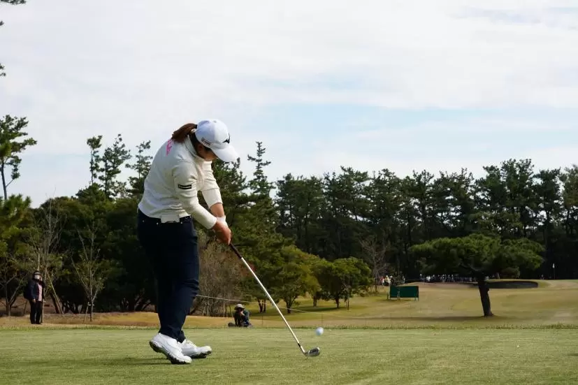 西郷真央のアイアンスイング連続写真【2021年JLPGAツアーチャンピオンシップリコーカップ】