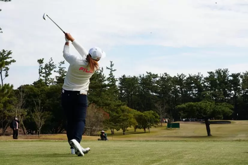 西郷真央のアイアンスイング連続写真【2021年JLPGAツアーチャンピオンシップリコーカップ】