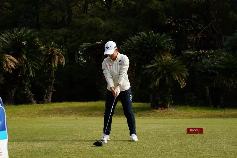 西郷真央のドライバースイング連続写真【2021年JLPGAツアーチャンピオンシップリコーカップ】